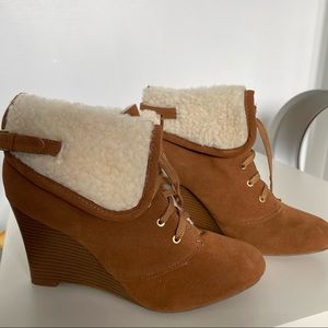 Vintage wedge heeled booties !